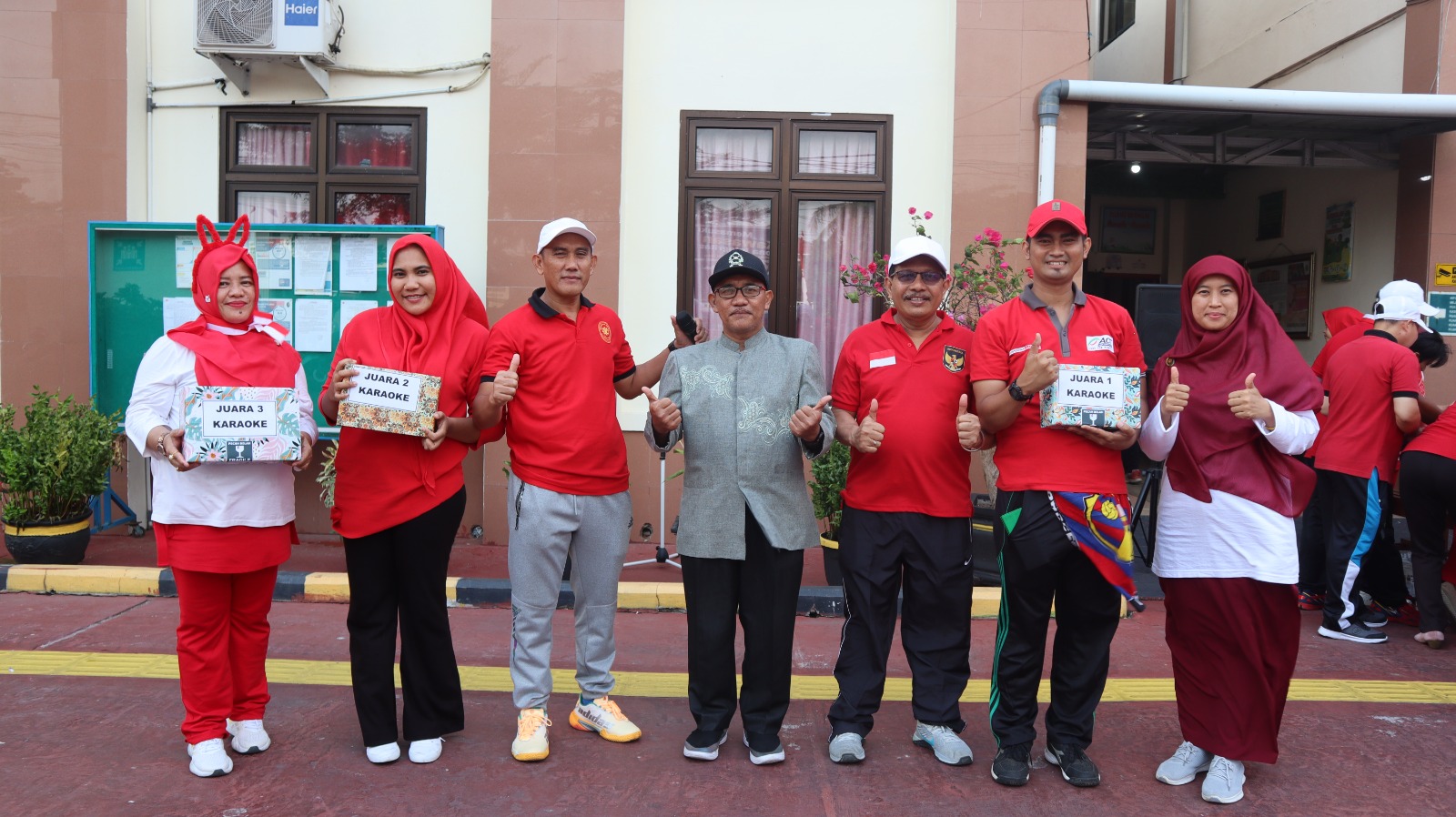 pembagian kado juara